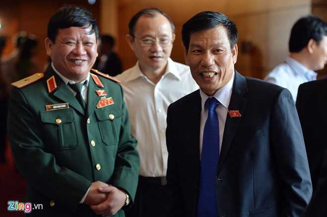 Dai bieu Quoc hoi khoa moi tuoi cuoi trong buoi hop dau tien hinh anh 4