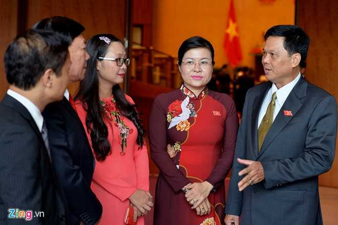 Dai bieu Quoc hoi khoa moi tuoi cuoi trong buoi hop dau tien hinh anh 6