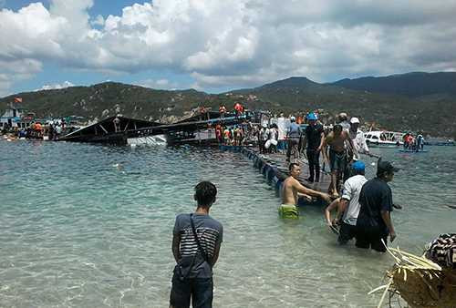 Nhà hàng nổi bị sập khiến hàng trăm du khách rơi xuống biển cách bờ vài chục mét. Ảnh: Châu Trần