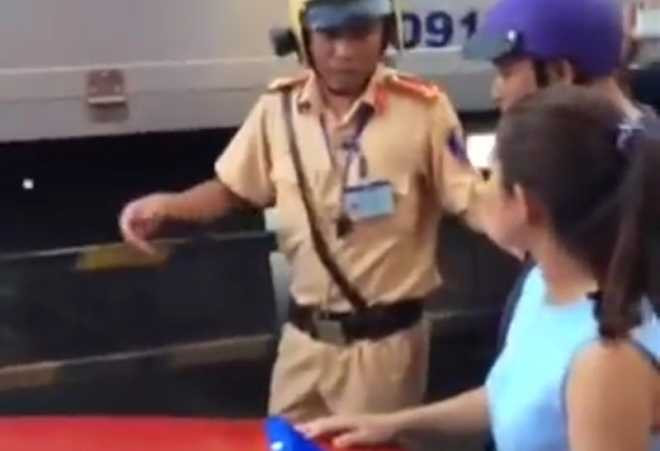 Không xuất trình giấy tờ, hai cô gái bỏ ôtô - ảnh 1