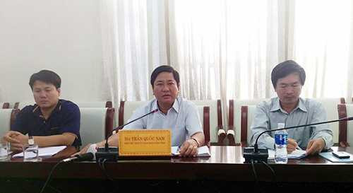 Phó chủ tịch tỉnh Ninh Thuận tại buổi họp báo thông tin về vụ sập nhà hàng nổi. Ảnh: Xuân Ngọc