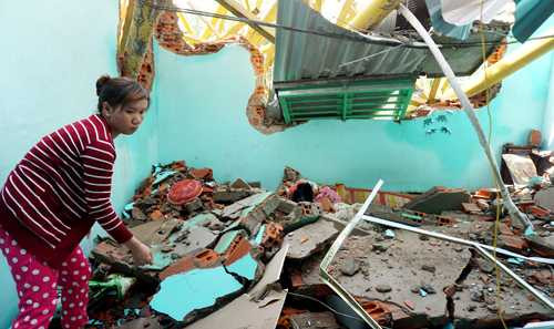 Tường nhà vùi lấp nhiều đồ đạc trong nhà chị Lộc. Ảnh: Nguyệt Triều