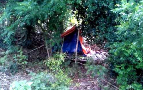 Căn chòi phát hiện kẻ giết người tự tử. Ảnh: Xuân Ngọc