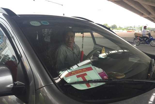 Tước hàng loạt phù hiệu Bộ Công an gắn trên ô tô tư nhân - ảnh 2