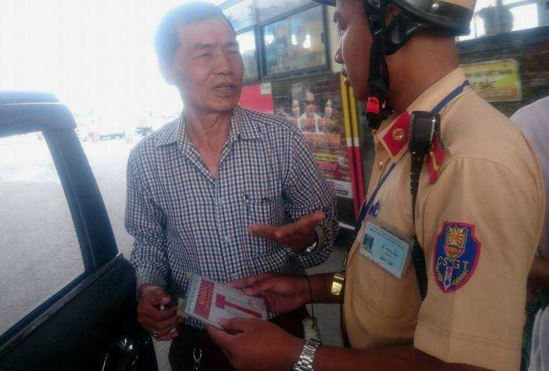 Tước hàng loạt phù hiệu Bộ Công an gắn trên ô tô tư nhân - ảnh 3