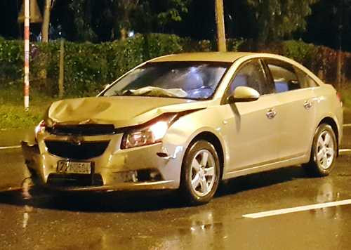 Xe cảnh sát bị ôtô hất tung lên dải phân cách - ảnh 1