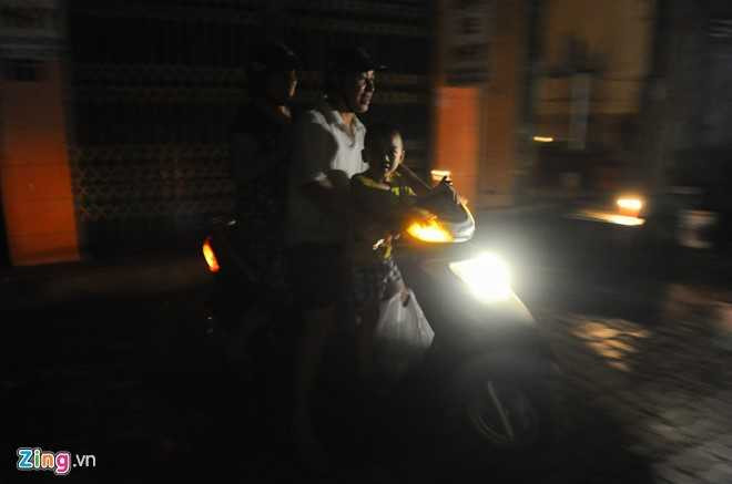 Thanh pho Nam Dinh chim trong bong toi sau bao hinh anh 14