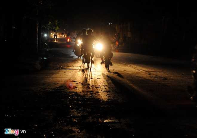 Thanh pho Nam Dinh chim trong bong toi sau bao hinh anh 4