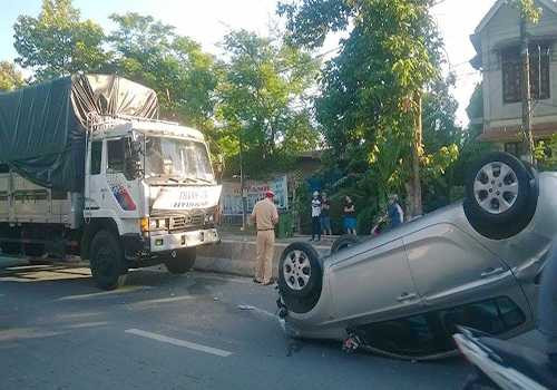 Ôtô 4 chỗ lật ngửa sau pha vượt trái bất thành. Ảnh: Đắc Đức 