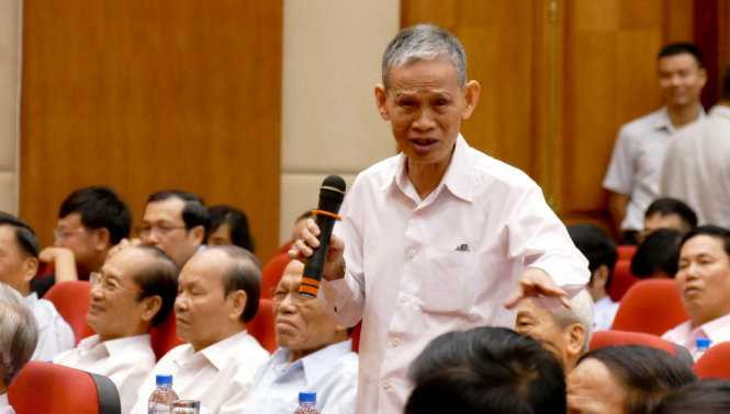 Cử tri Nguyễn Trọng Lộ xúc động khi Thủ tướng đề nghị nghe thêm ý kiến của bà con cử tri - Ảnh: L.K