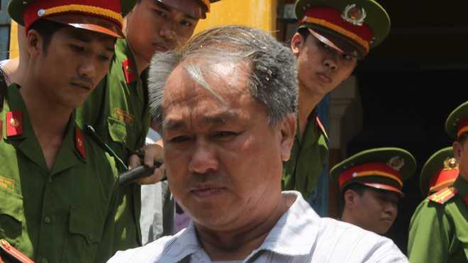 Dẫn giải ông Phạm Công Danh sau ngày xét xử hôm qua, 4/8. Ảnh: Tân Châu