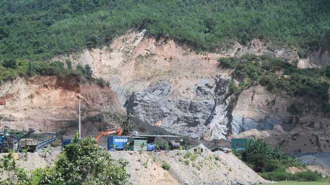 Từ ngày tiến hành khai thác đất đồi, đá cuộc sống người dân chịu vô vàn khó khăn, đồng ruộng phải bỏ hoang do ô nhiễm - Ảnh: HỮU KHÁ