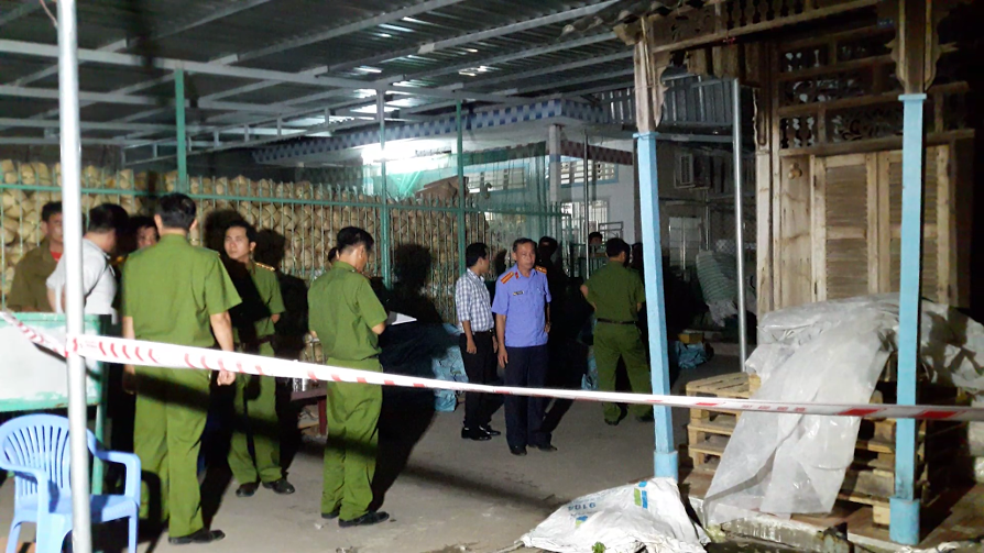 Cơ quan chức năng đang khám nghiệm hiện trường.