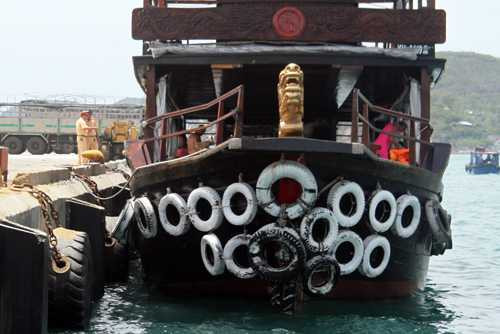 Lực lượng chức năng khám nghiệm tàu được cho gây tai nạn, làm rõ nguyên nhân. Ảnh: Xuân Ngọc