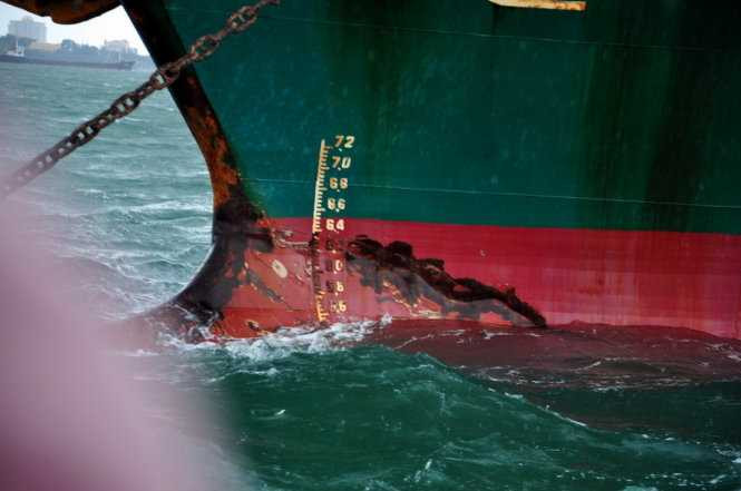 Phần quả lê ở mũi tàu Guo Shun 21 bị rách và chầy sơn nghi do đâm va với tàu Thành Đạt 01 - Ảnh: ĐÔNG HÀ