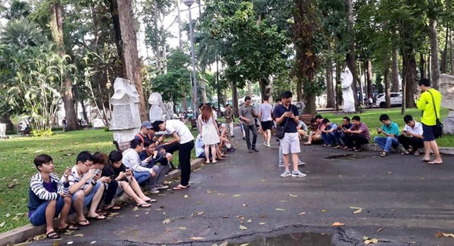 Chong deo vo bang xe dap di bat Pokemon tren pho hinh anh 4