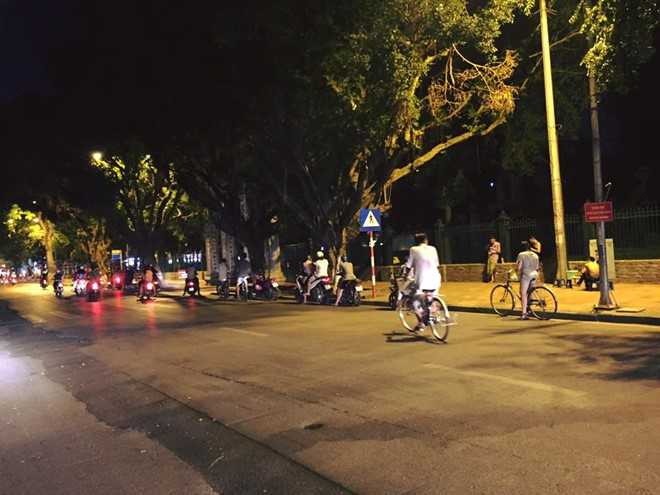 Chong deo vo bang xe dap di bat Pokemon tren pho hinh anh 1