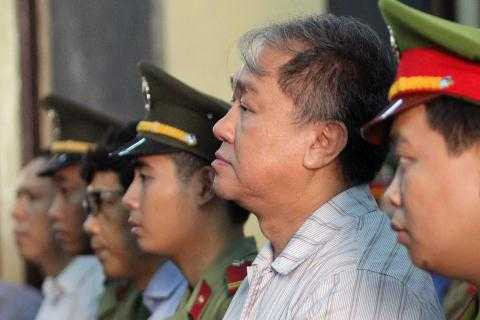 Nhieu cau hoi 'boc tran' Pham Cong Danh va dong pham