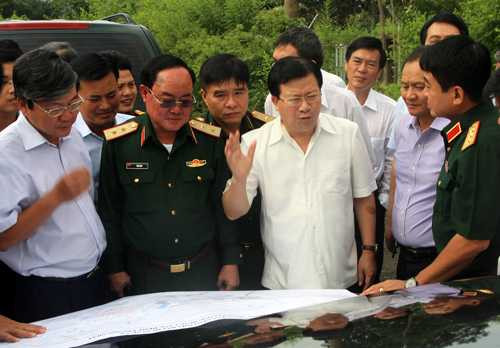 Ông Trịnh Đình Dũng thị sát trong sân bay Tân Sơn Nhất. Ảnh: Hữu Công