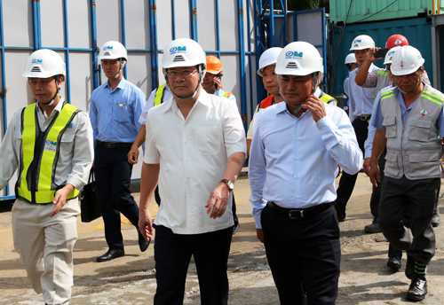 Phó thủ tướng Trịnh Đình Dũng kiểm tra tiến độ xây dựng ga ngầm tuyến metro số 1. Ảnh: Hữu Công