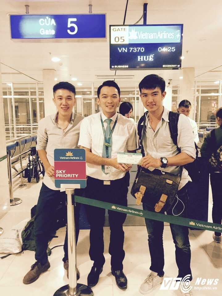 9. Nhung HK dau tien tren chuyen bay noi dia dau tien VN7370 TPHCM-Hue sang som mung 1 Tet