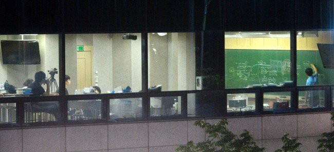 Cuoc song khac nghiet tai lo luyen thi cong chuc lon nhat Han Quoc hinh anh 1