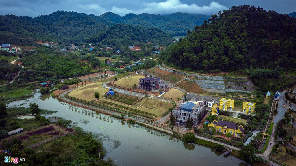 Toan canh nha ca si My Linh va cac khu nghi duong giua rung phong ho hinh anh 4