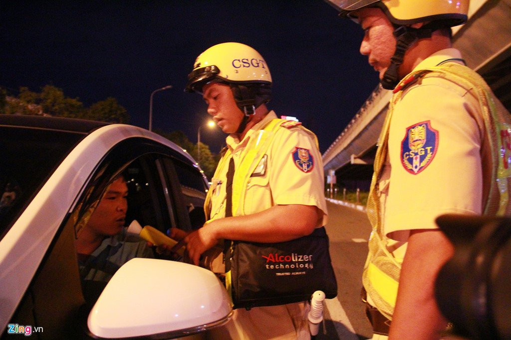 CSGT kiem tra nong do con o Hang Xanh sau vu BMW gay tai nan lien hoan hinh anh 9