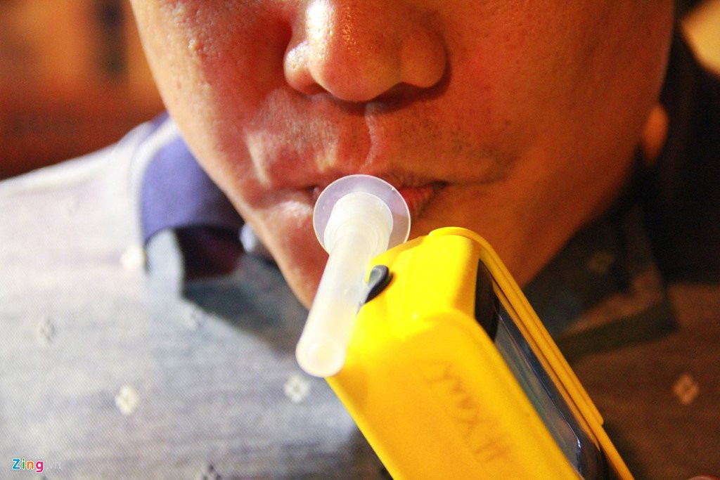 CSGT kiem tra nong do con o Hang Xanh sau vu BMW gay tai nan lien hoan hinh anh 7