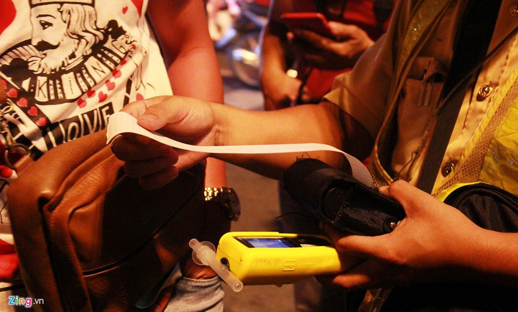 CSGT kiem tra nong do con o Hang Xanh sau vu BMW gay tai nan lien hoan hinh anh 5