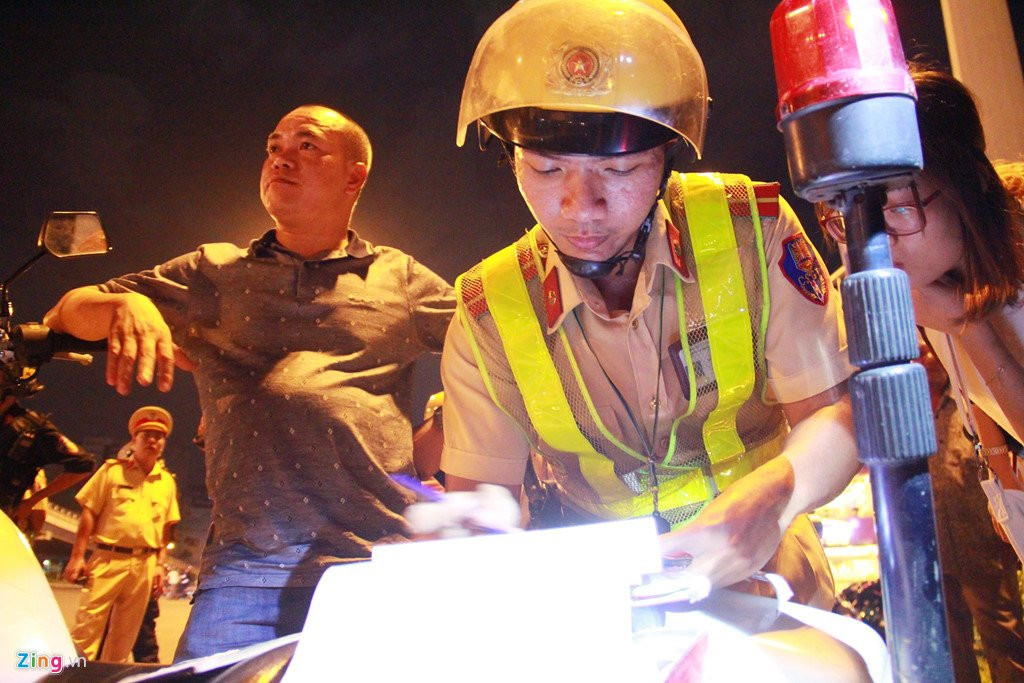 CSGT kiem tra nong do con o Hang Xanh sau vu BMW gay tai nan lien hoan hinh anh 8