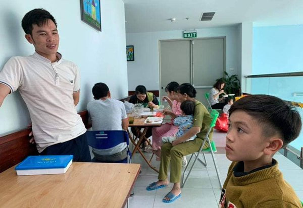 Cậu bé 13 tuổi đạp xe mất phanh từ Sơn La xuống Hà Nội thăm em ở viện