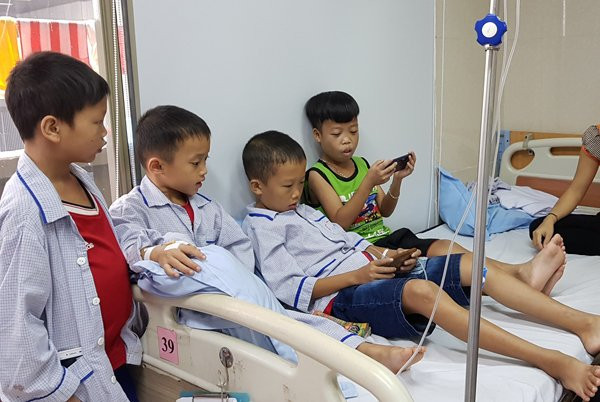 Bố lên Hà Nội chạy xe ôm nuôi 2 con mắc căn bệnh nhiều người có mặt giống nhau