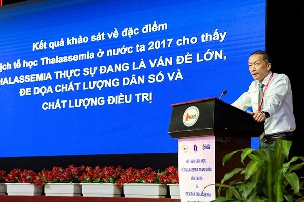 Bố lên Hà Nội chạy xe ôm nuôi 2 con mắc căn bệnh nhiều người có mặt giống nhau