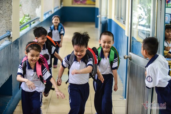 5 bé sinh 5 đầu tiên của VN háo hức vào lớp 1