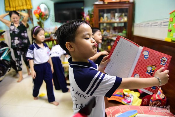 5 bé sinh 5 đầu tiên của VN háo hức vào lớp 1