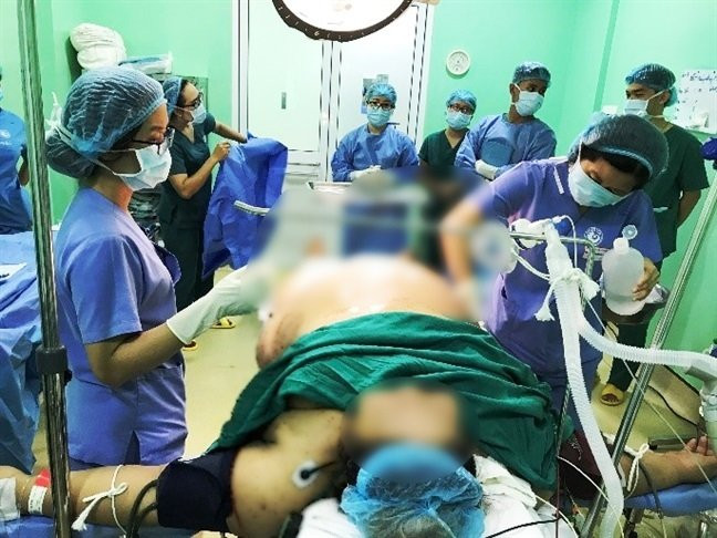Bác sĩ 'cân não' khi thai phụ nặng 162 kg không thể gây mê trong lúc vượt cạn