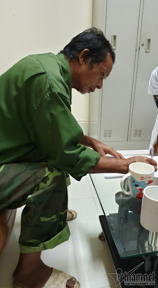 Cuộc từ biệt không nước mắt của người cha khốn khổ với cậu con độc nhất