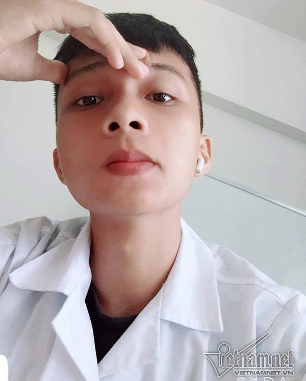 Cuộc từ biệt không nước mắt của người cha khốn khổ với cậu con độc nhất