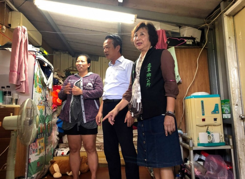 nu-sinh-goc-viet-lay-goc-cay-lam-ban-hoc-4 3