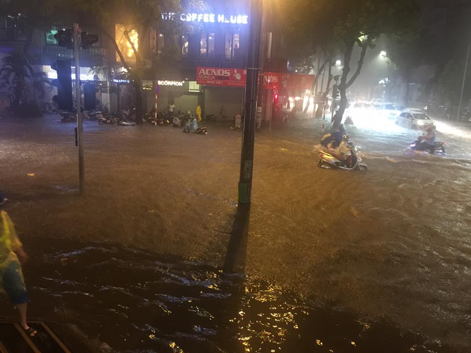 mưa ngập đường ở hà nội