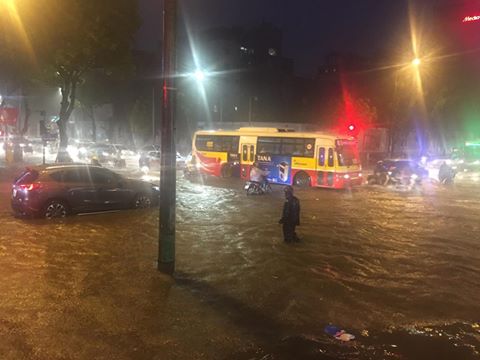 ha noi mua lon ngap duong