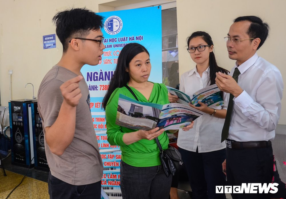 hang-nghin-hoc-sinh-va-phu-huynh-ha-noi-tham-du-ngay-hoi-tu-van-tuyen-sinh-huong-nghiep-cua-truong-dh-luat-ha-noi-hinh-anh41028653035 8