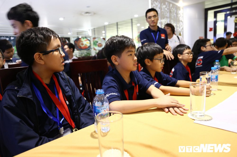 don doan olympic quoc te 4 5