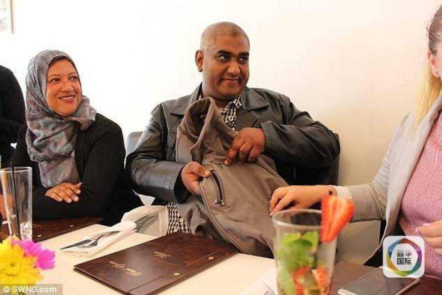 Nan nhân và chiec ao co de dt ben trong