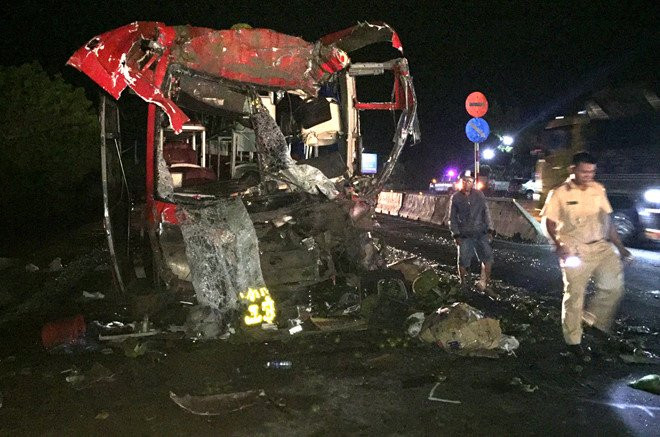 Xe giuong nam vo nat sau cu tong oto dau keo, 12 nguoi bi thuong hinh anh 1