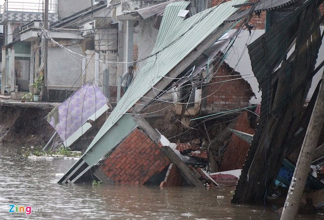 Nguoi phu nu cuu hang chuc cu dan trong vu 5 can nha chim xuong song hinh anh 2