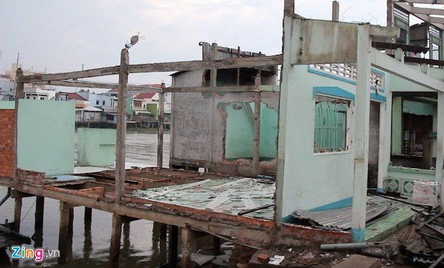 Nguoi phu nu cuu hang chuc cu dan trong vu 5 can nha chim xuong song hinh anh 3