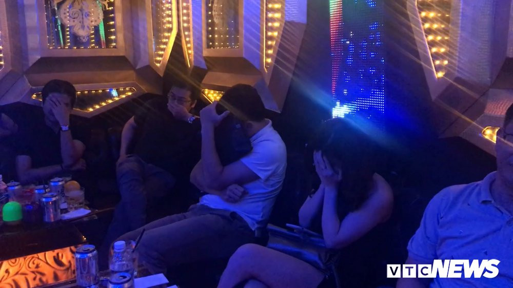 nhieu co gai an mac ho hang 5