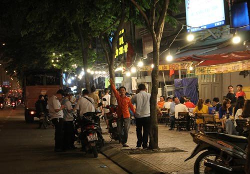Vỉa hè lại bị chiếm - Ảnh 1.
